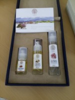 Kaktusfeigenkenröl, Arganöl und Rosenwasser in ansprechender Geschenkbox Kaktusfeigenkenröl, Arganöl und Rosenwasser in ansprechender Geschenkbox